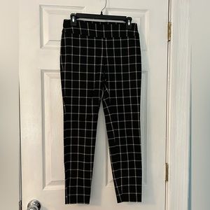 INC black and white windowpane design pulling pant. Size 6 petite.